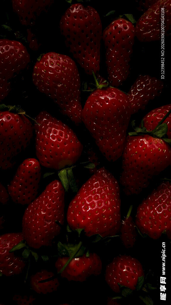 饱满多汁的新鲜红草莓