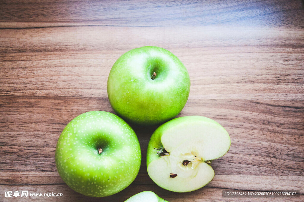三个青苹果及半颗切片