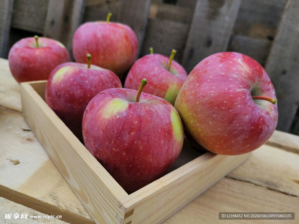 木盒中的新鲜红苹果