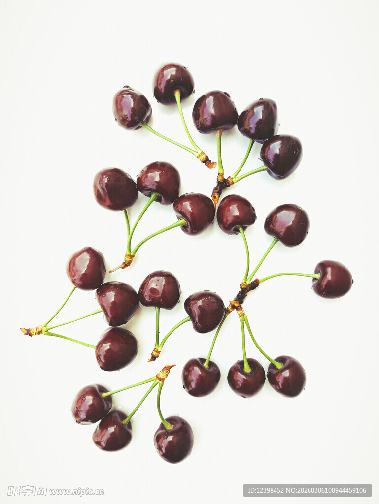 新鲜饱满的紫樱桃