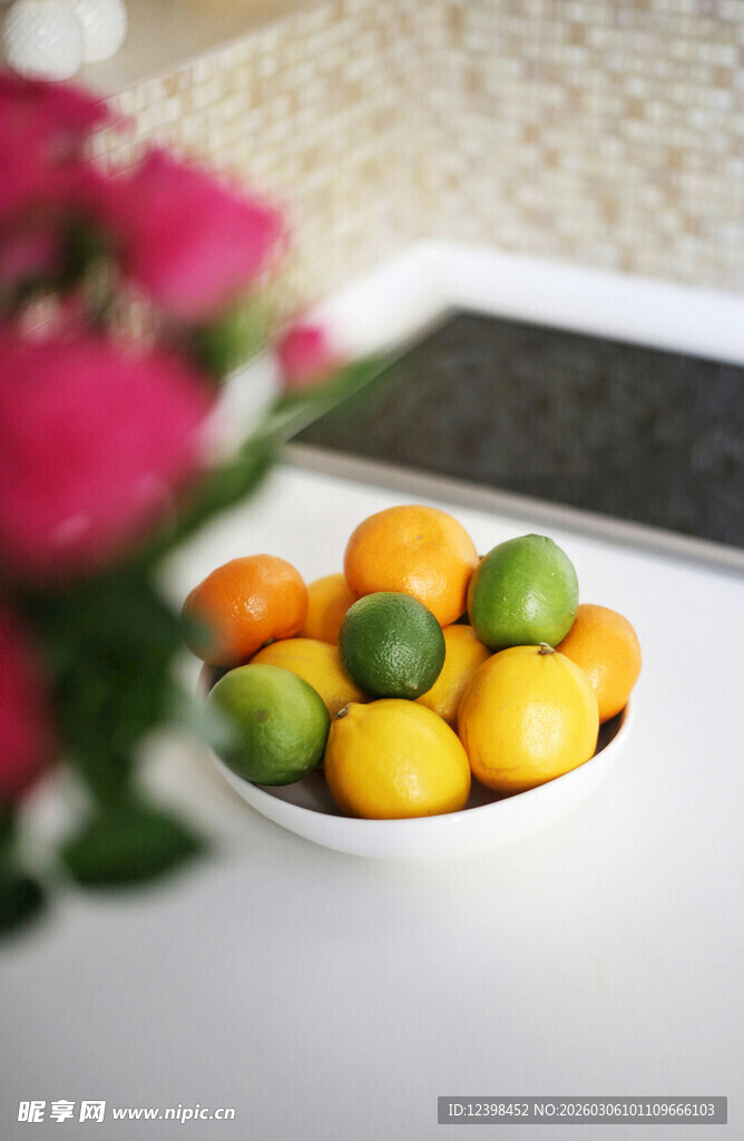 碗中多彩柑橘类水果