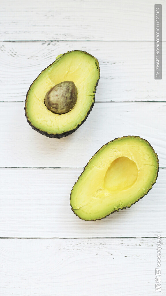 切开的牛油果置于白木上