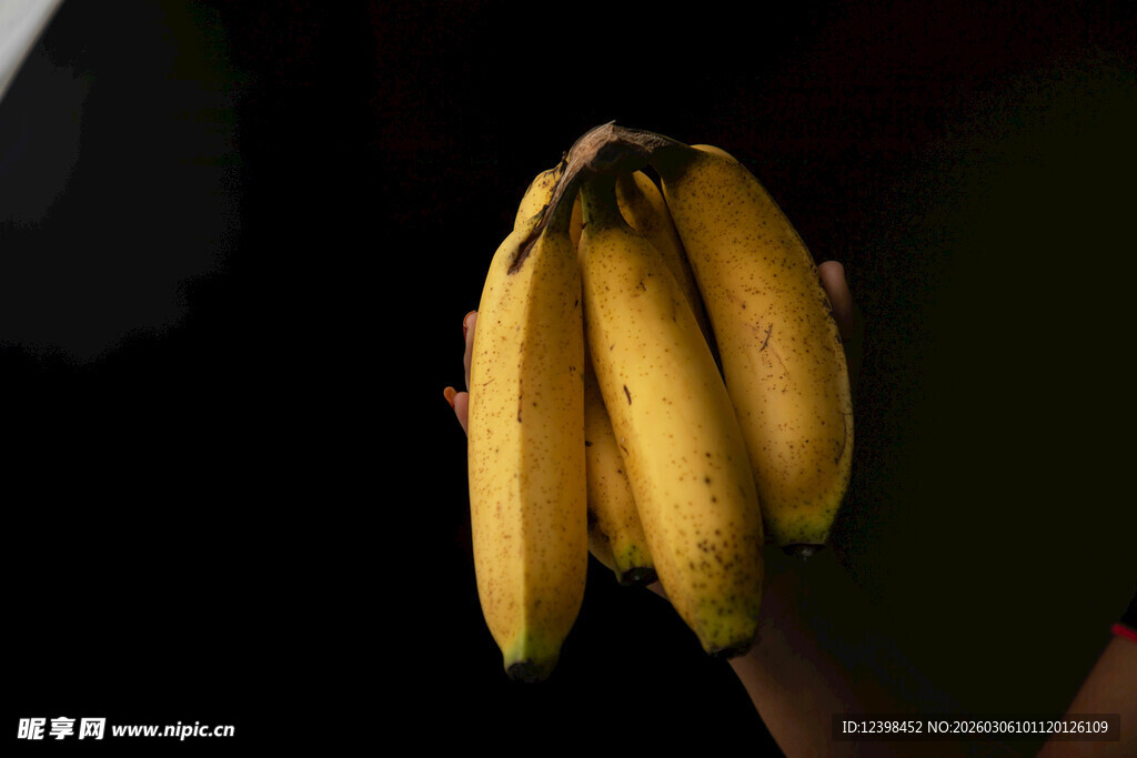 手持的一串黄色香蕉