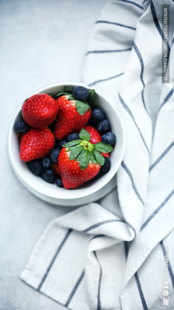 碗中莓果与条纹布搭配