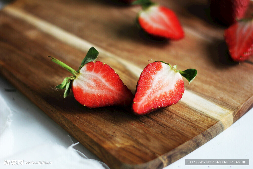 木板上的新鲜草莓切片