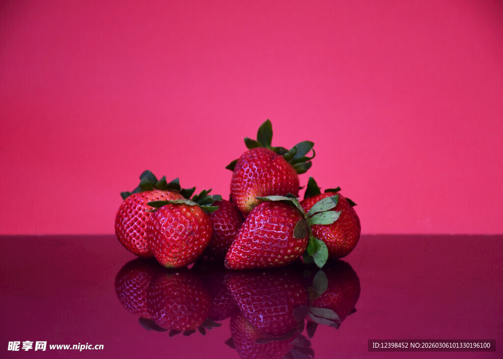 红底上的新鲜草莓