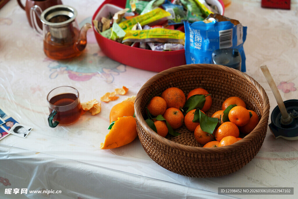 户外野餐的美味水果与饮品