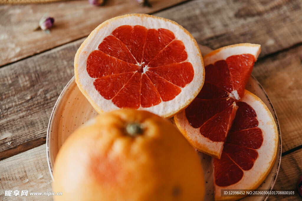 木盘上的多汁西柚切片