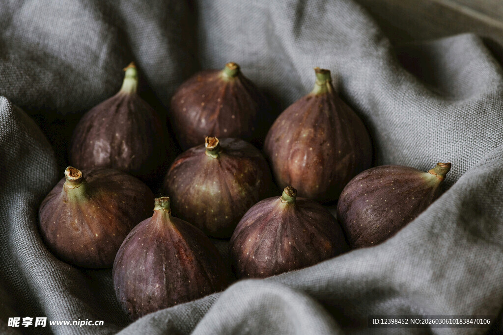 布上摆放的新鲜无花果