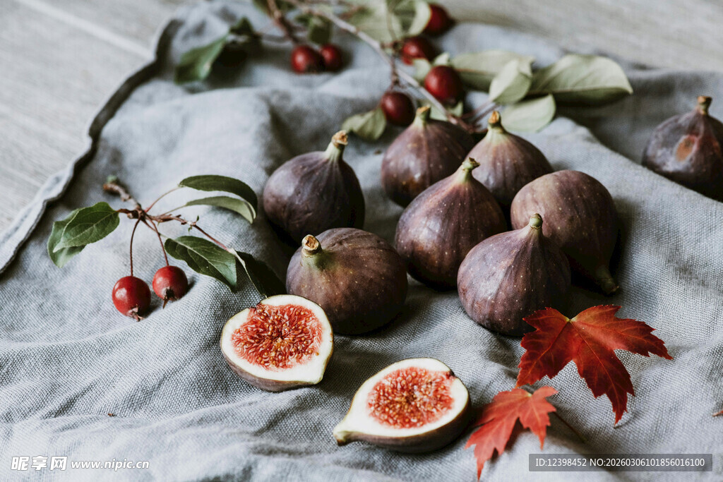新鲜无花果与秋叶静物图
