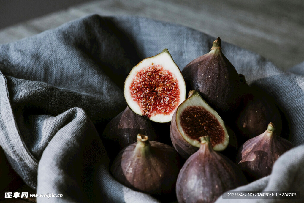 布上摆放的新鲜无花果