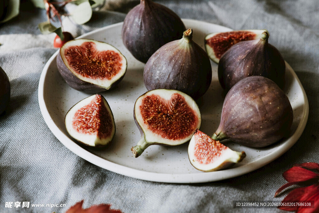 新鲜无花果摆放在瓷盘上