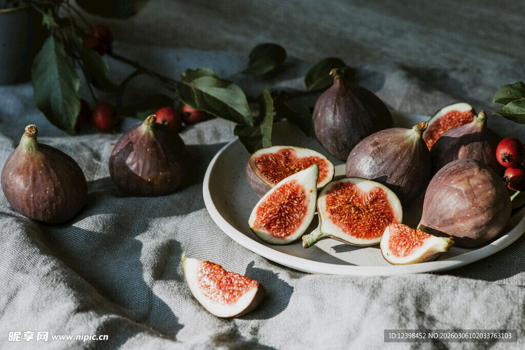 新鲜无花果摆盘特写