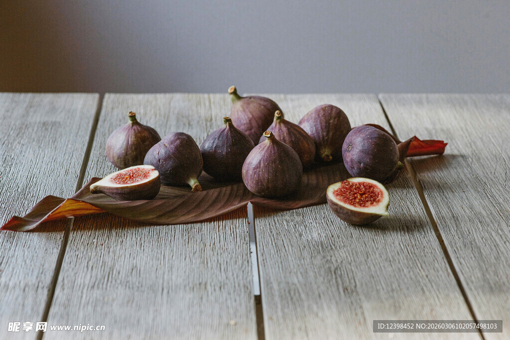木桌上的新鲜无花果