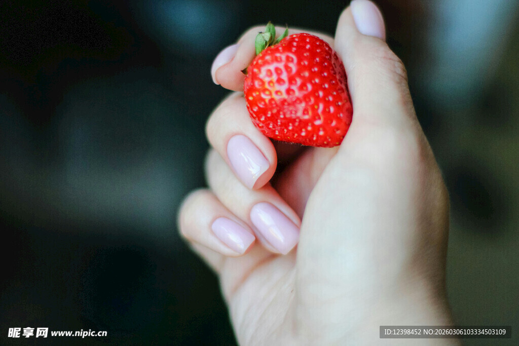 手捧鲜红草莓