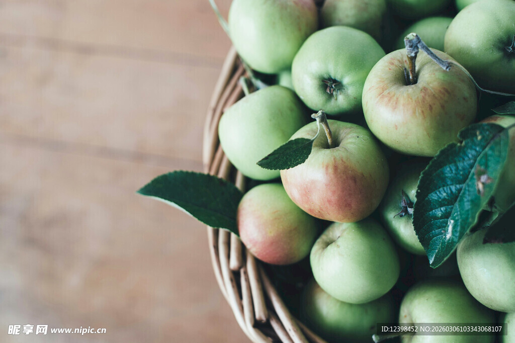 装满青苹果的藤编篮子