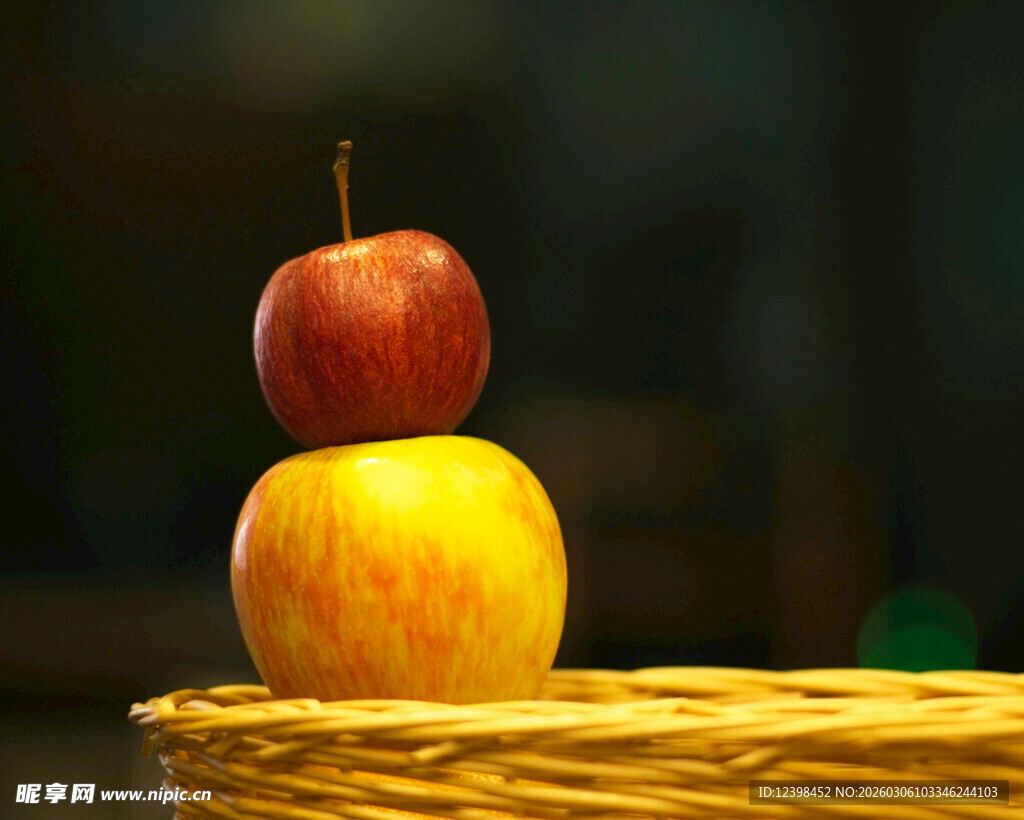 篮子里叠放的红黄苹果