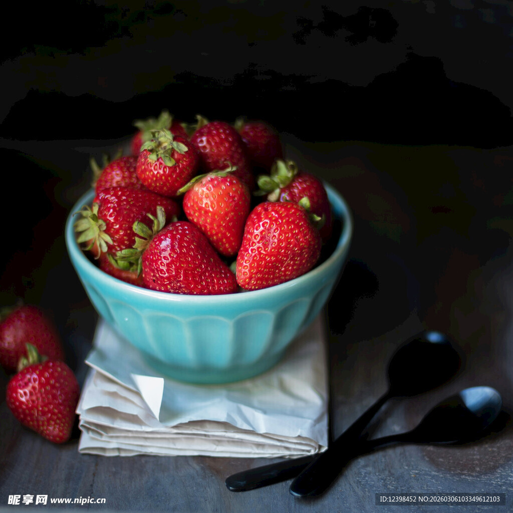 蓝碗中新鲜诱人的草莓