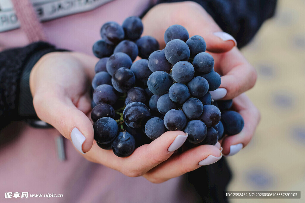 手捧紫葡萄
