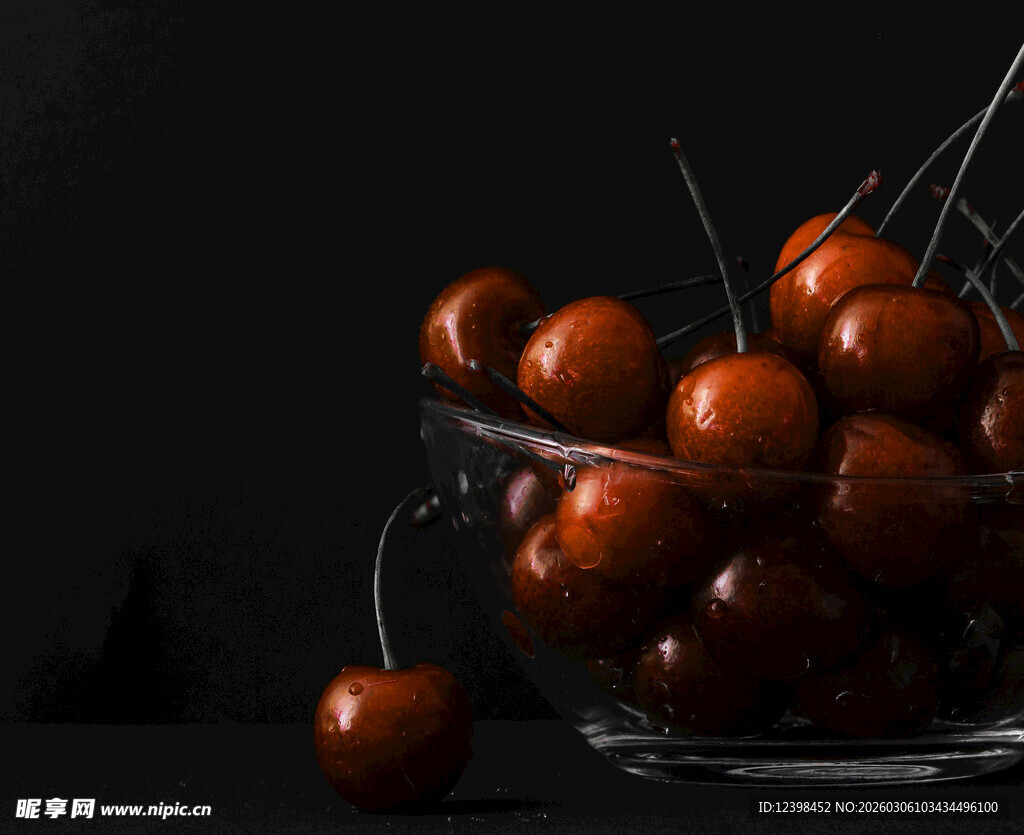 玻璃碗中的饱满红樱桃