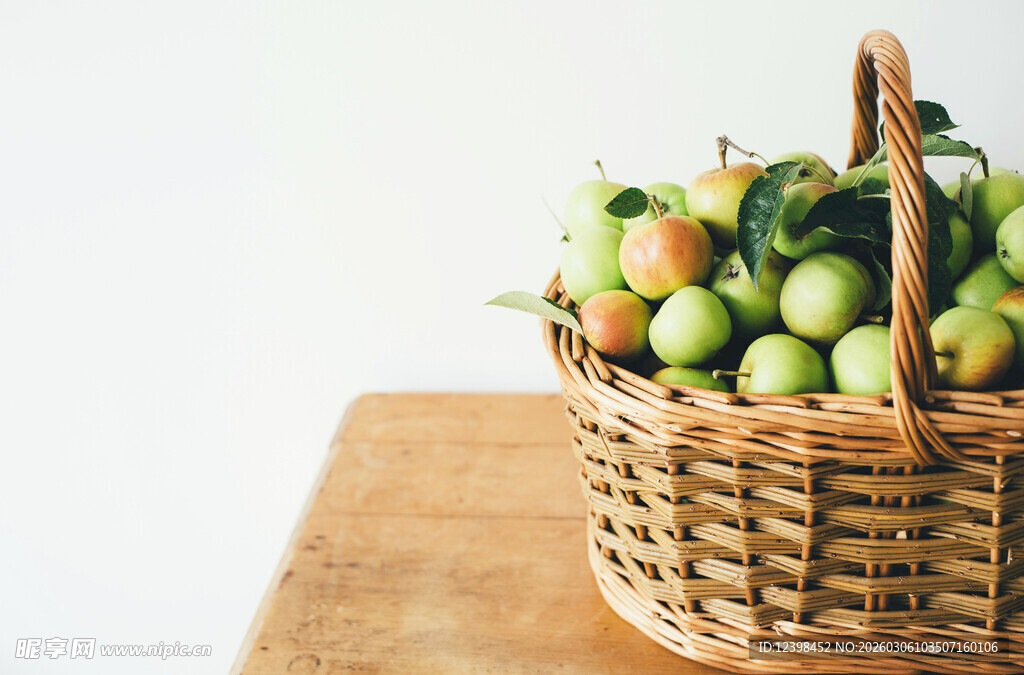 装满青苹果的编织篮