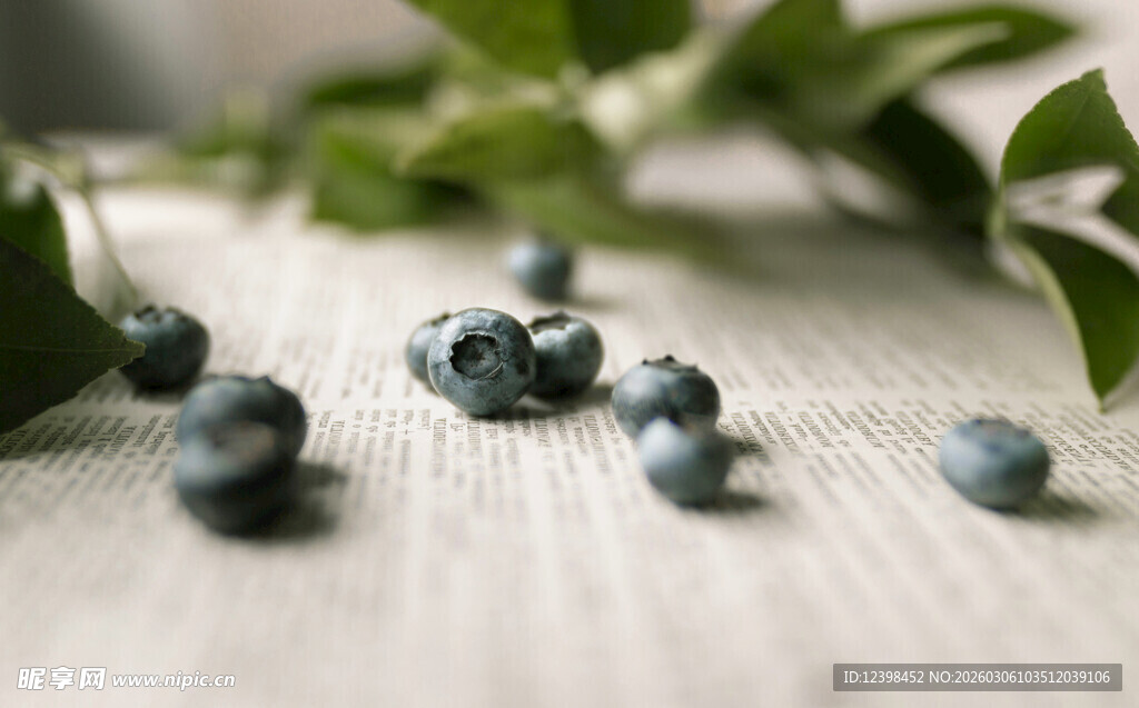 散落的新鲜蓝莓与绿叶