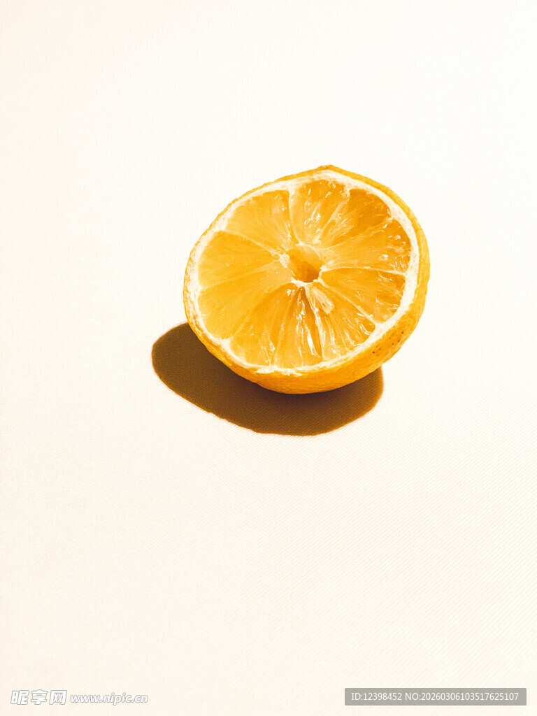 半片橙子的清新静物图