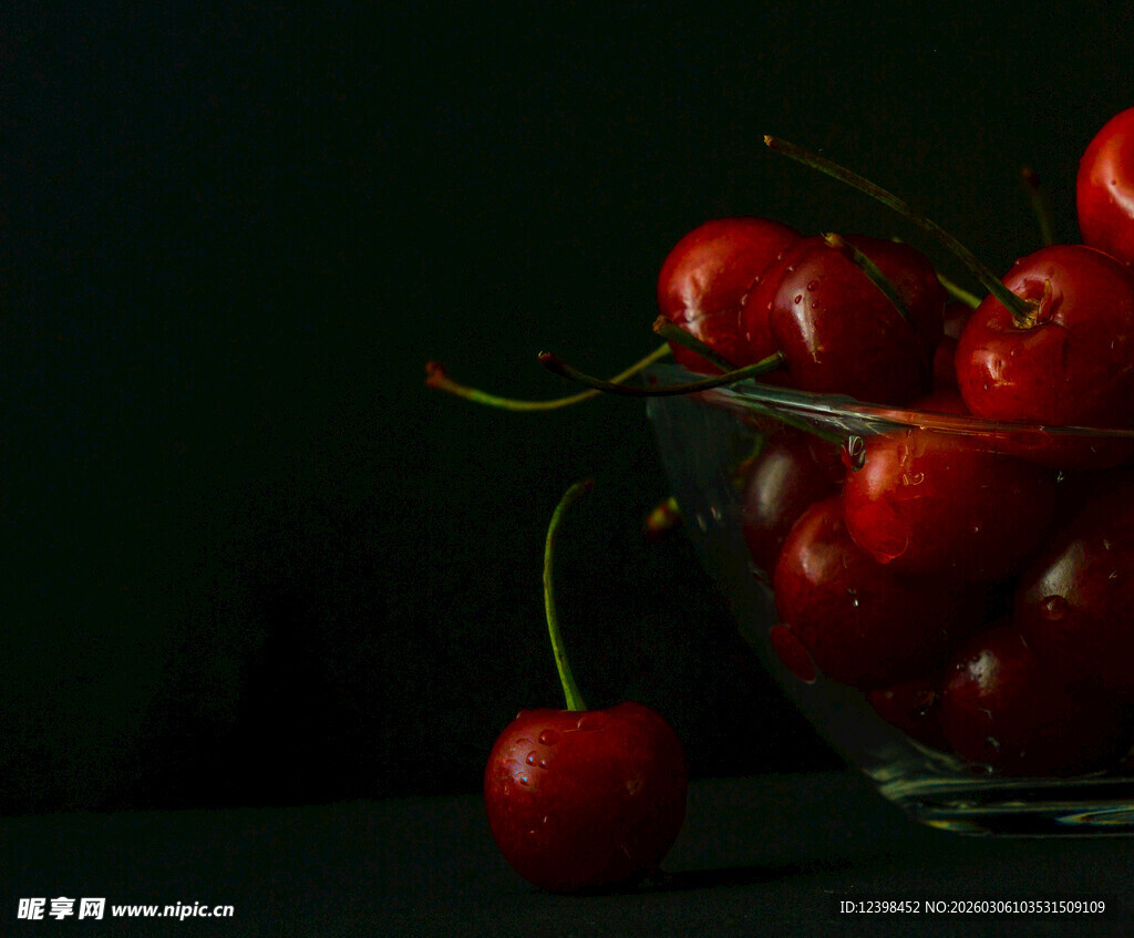 玻璃碗中的鲜红樱桃