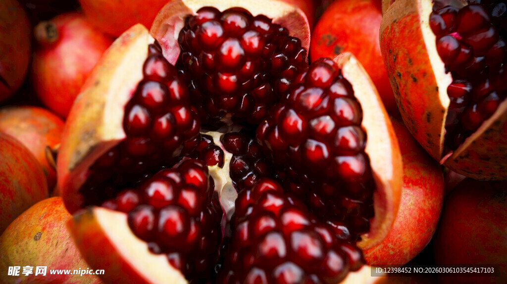 剥开的饱满红石榴