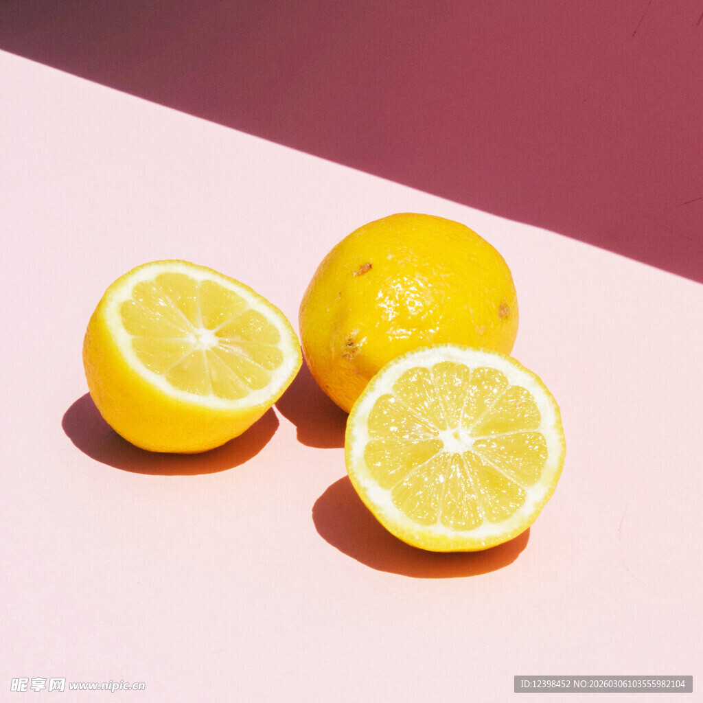 粉色背景上的新鲜柠檬