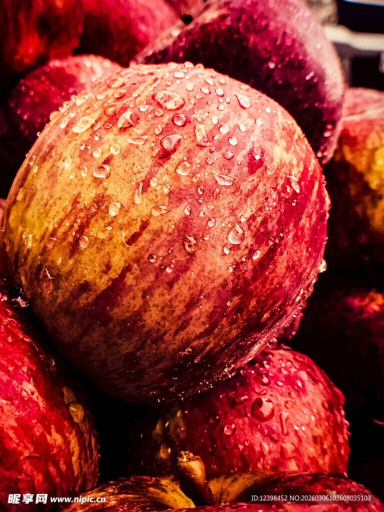 红黄色泽诱人的新鲜苹果