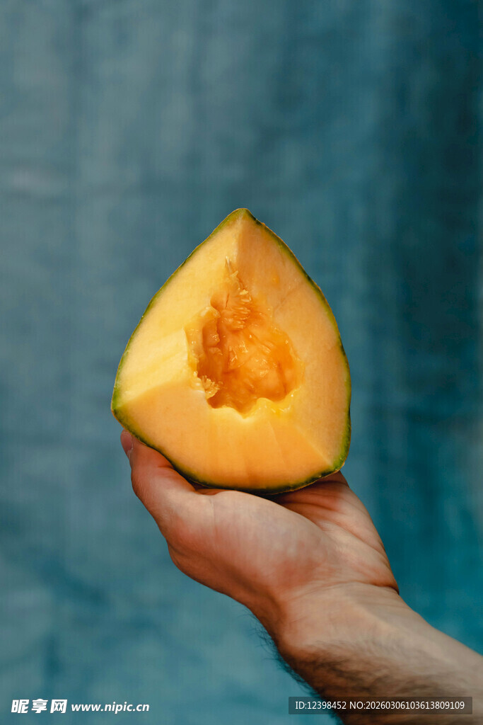 手中的切开黄瓤甜瓜