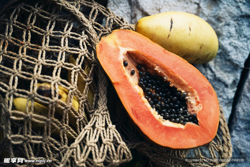 新鲜切开的木瓜与编织物