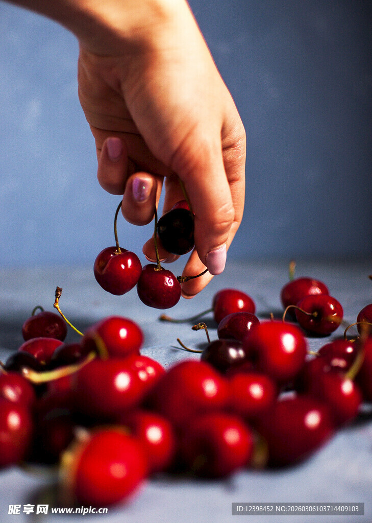 手摘新鲜樱桃画面