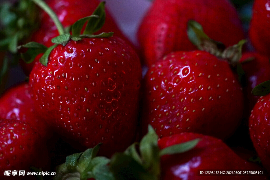 新鲜饱满的红草莓