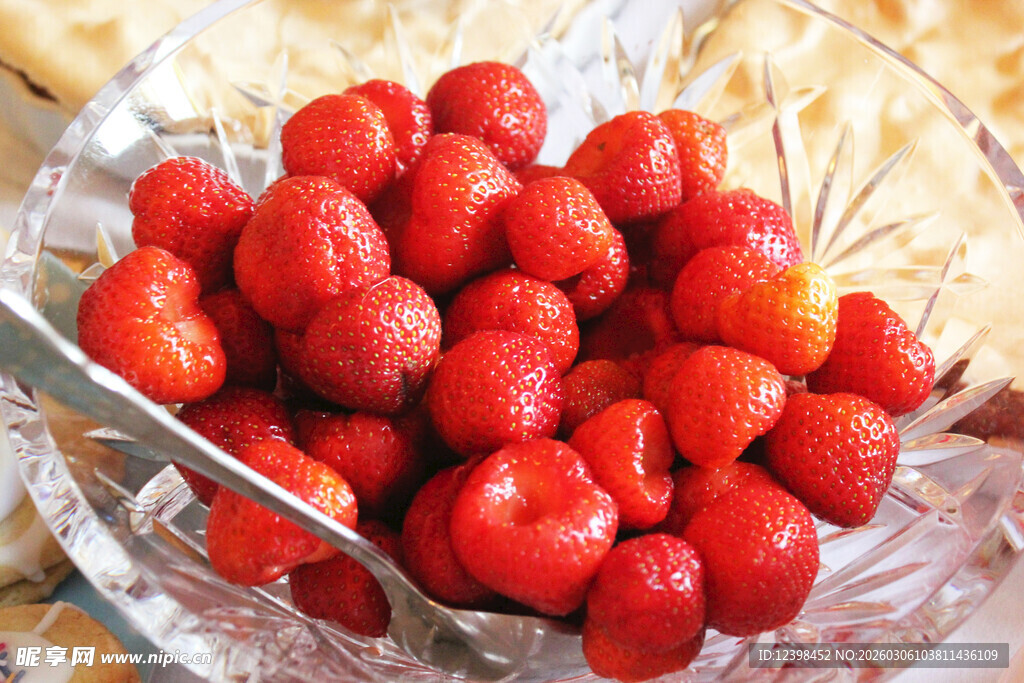 玻璃碗中的新鲜红草莓