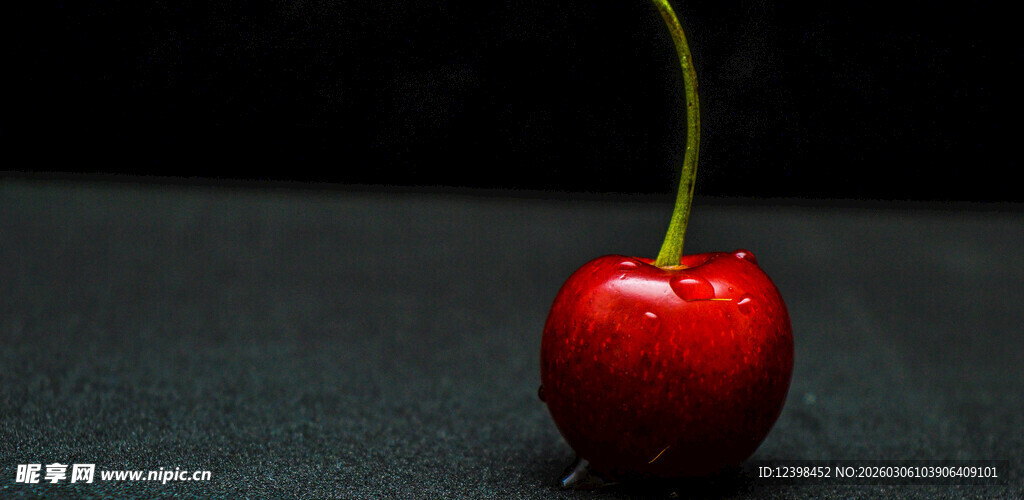 一颗鲜红饱满的樱桃