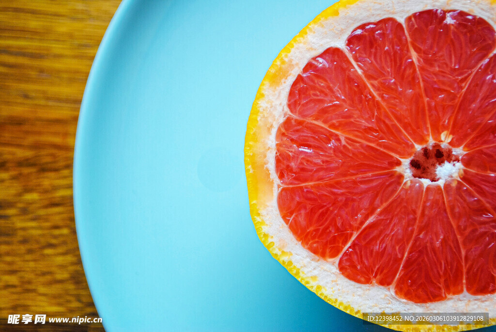 蓝色盘上的半颗红西柚