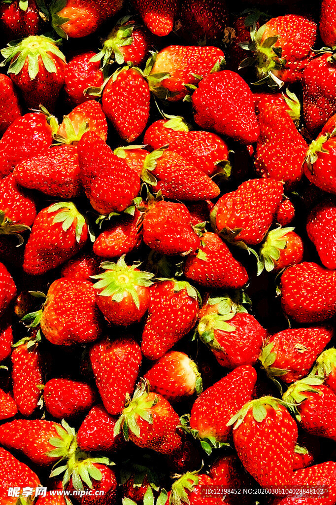 新鲜饱满的草莓堆叠