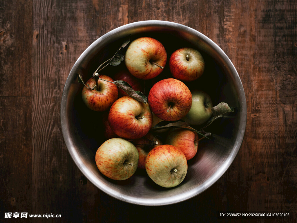 木桌上碗里的多彩苹果