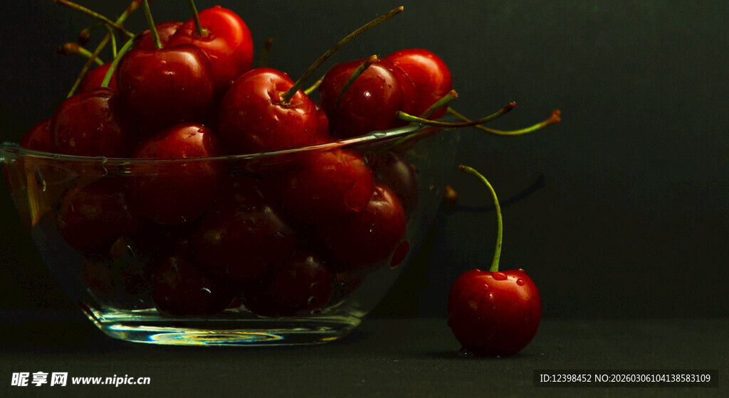 玻璃碗中的鲜红樱桃