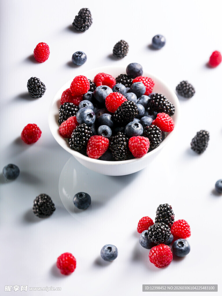 碗中多彩莓果散落