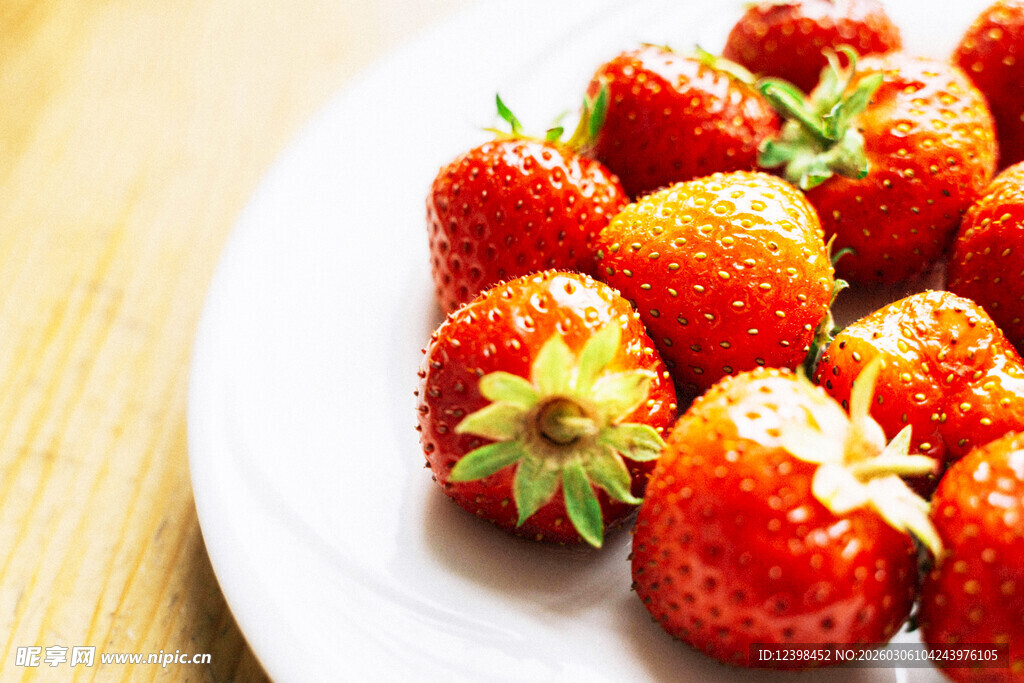 盘中新鲜草莓色泽诱人