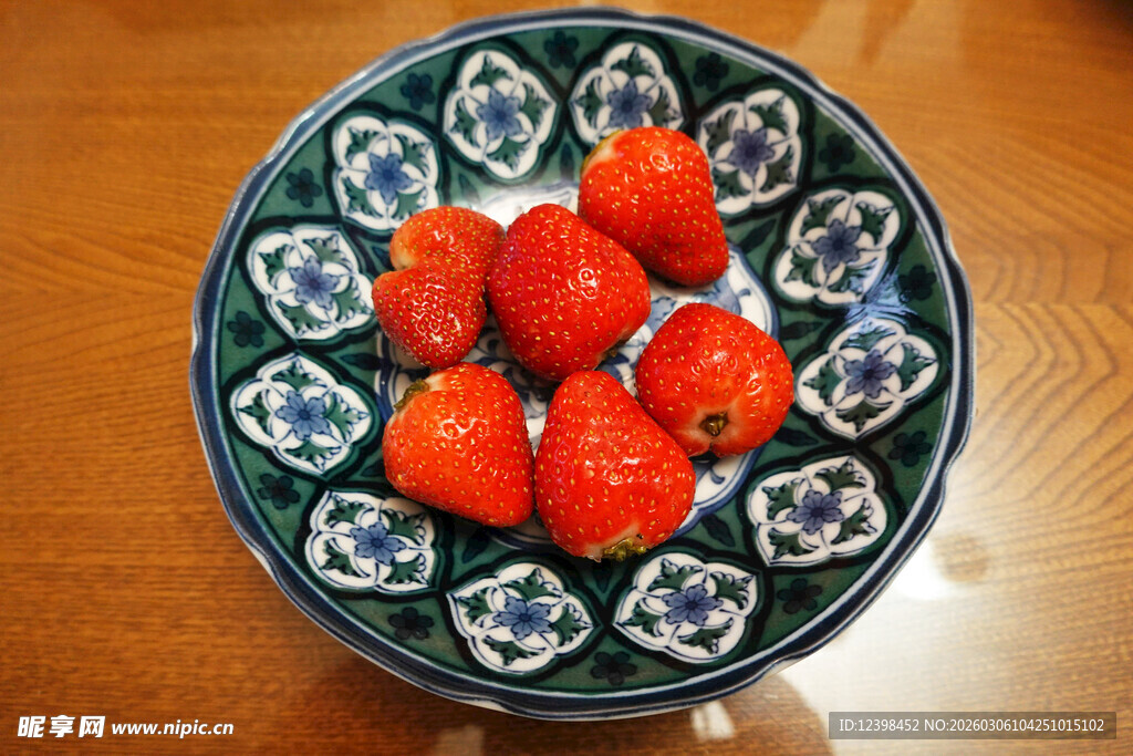 蓝白瓷盘上的新鲜红草莓