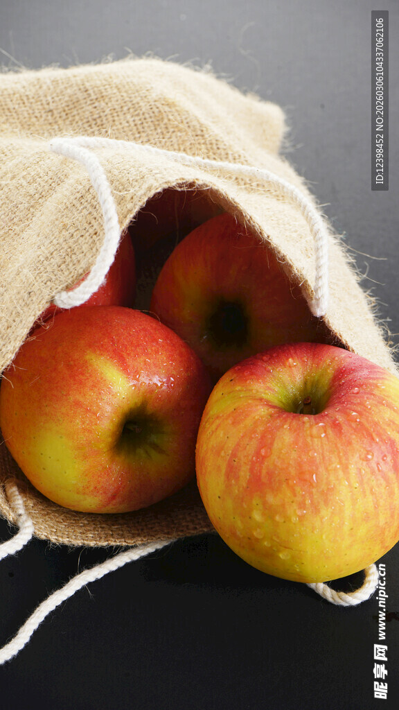 布袋中新鲜的红苹果