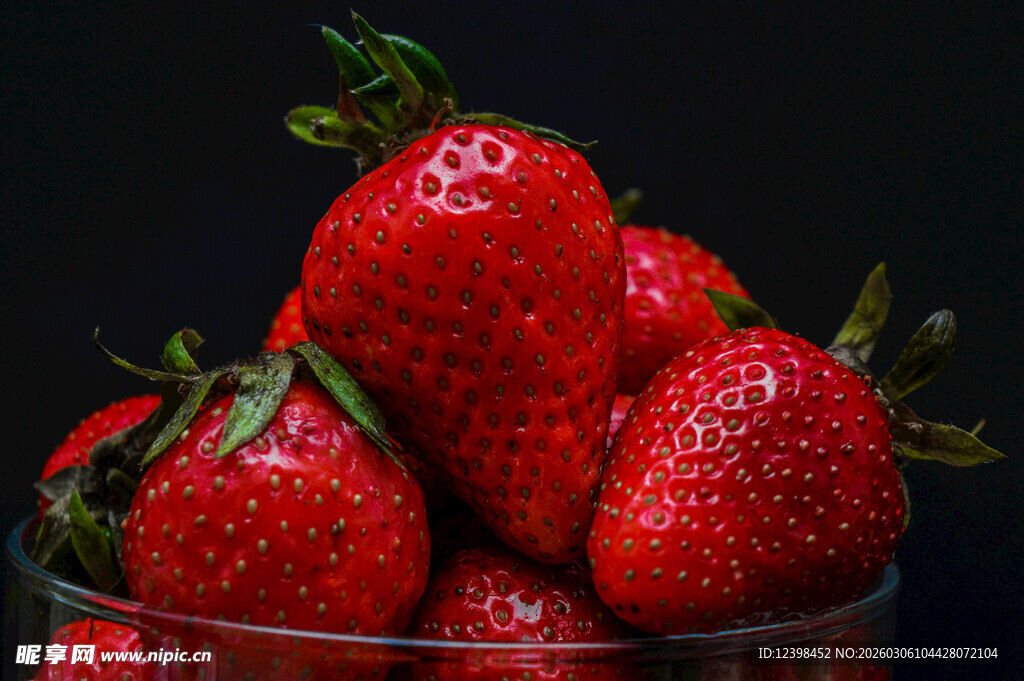 新鲜草莓盛于透明容器中