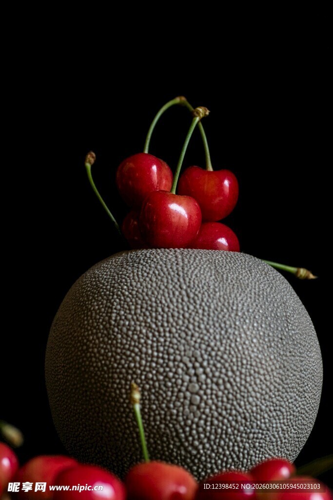 甜瓜上的鲜红樱桃