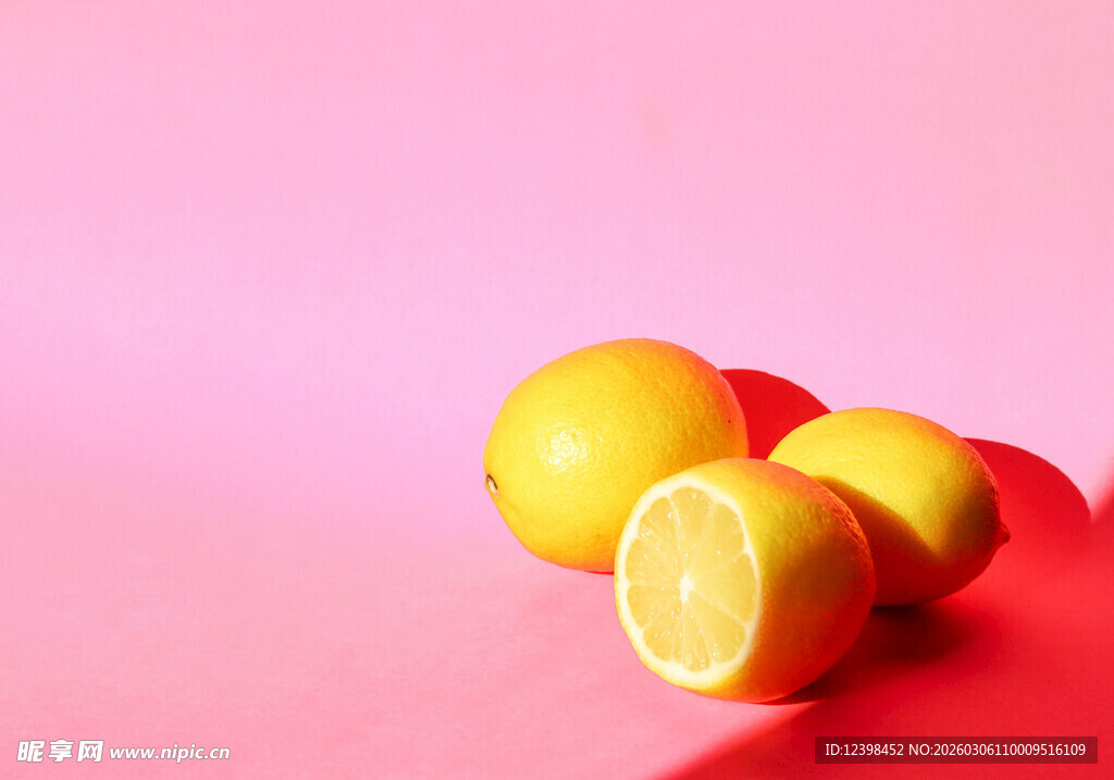 粉色背景上的新鲜柠檬