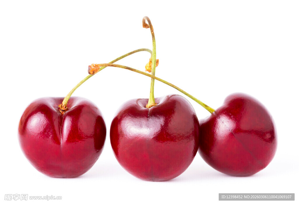 三颗饱满鲜红大樱桃