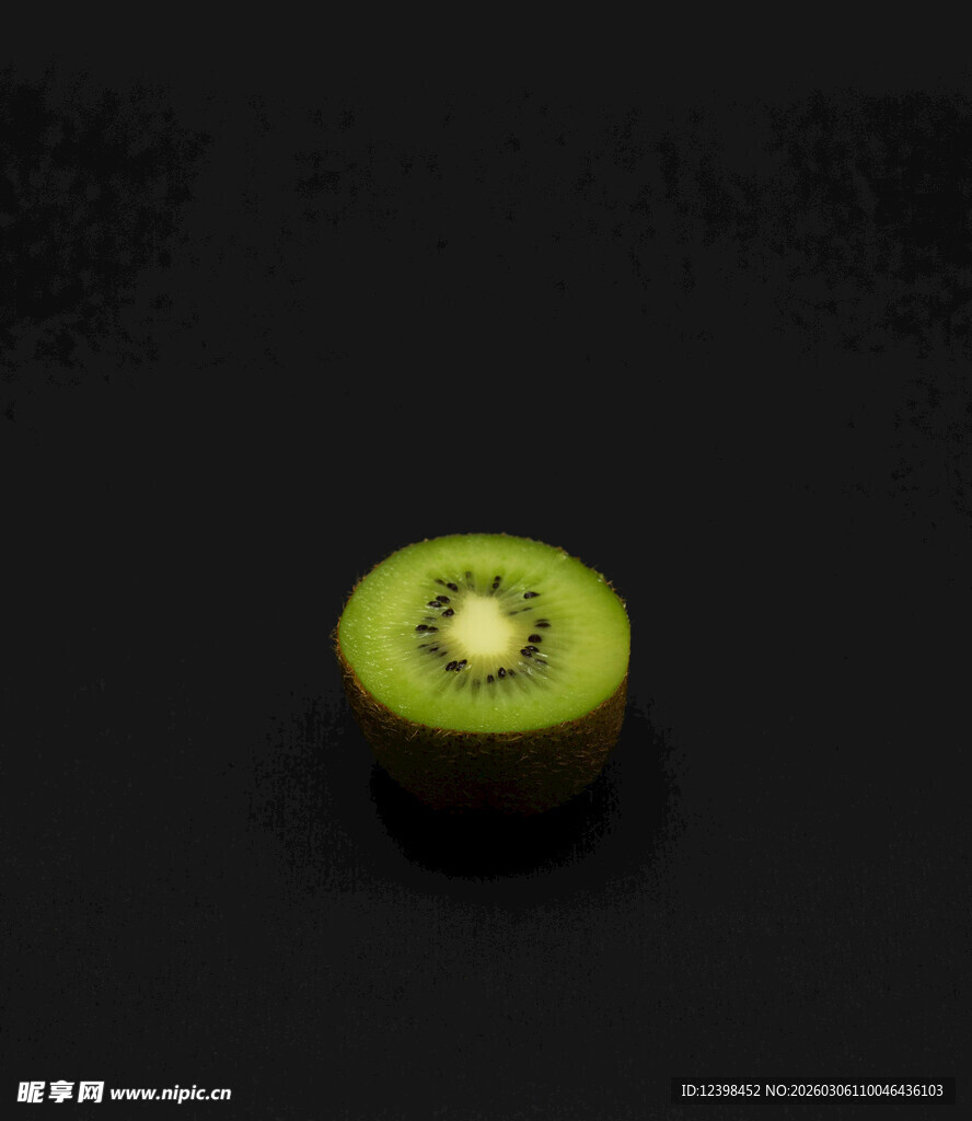 切开的绿心猕猴桃特写